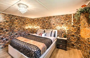 5 slaapkamers, een strijkplank/strijkijzer, reisbedje, wifi