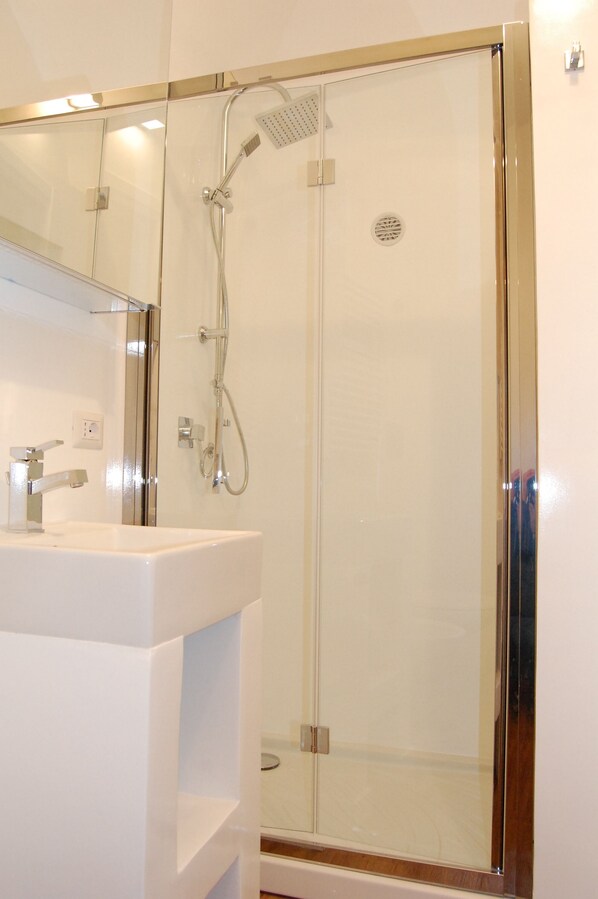 Dusche, Haartrockner, Bidet, Handtücher