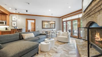 Condo, 1 quarto | Área de estar | Smart TV