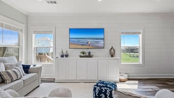 House, 4 Bedrooms | Living area | Smart TV