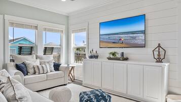 Nhà, 4 phòng ngủ | Khu phòng khách | Smart TV