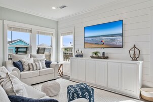 House, 4 Bedrooms | Living area | Smart TV