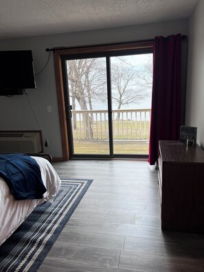 2 bedrooms, iron/ironing board, WiFi, bed sheets - Beautifully Renovated 2 Bedroom Beach Villa on Mille Lacs Lake (Onamia)