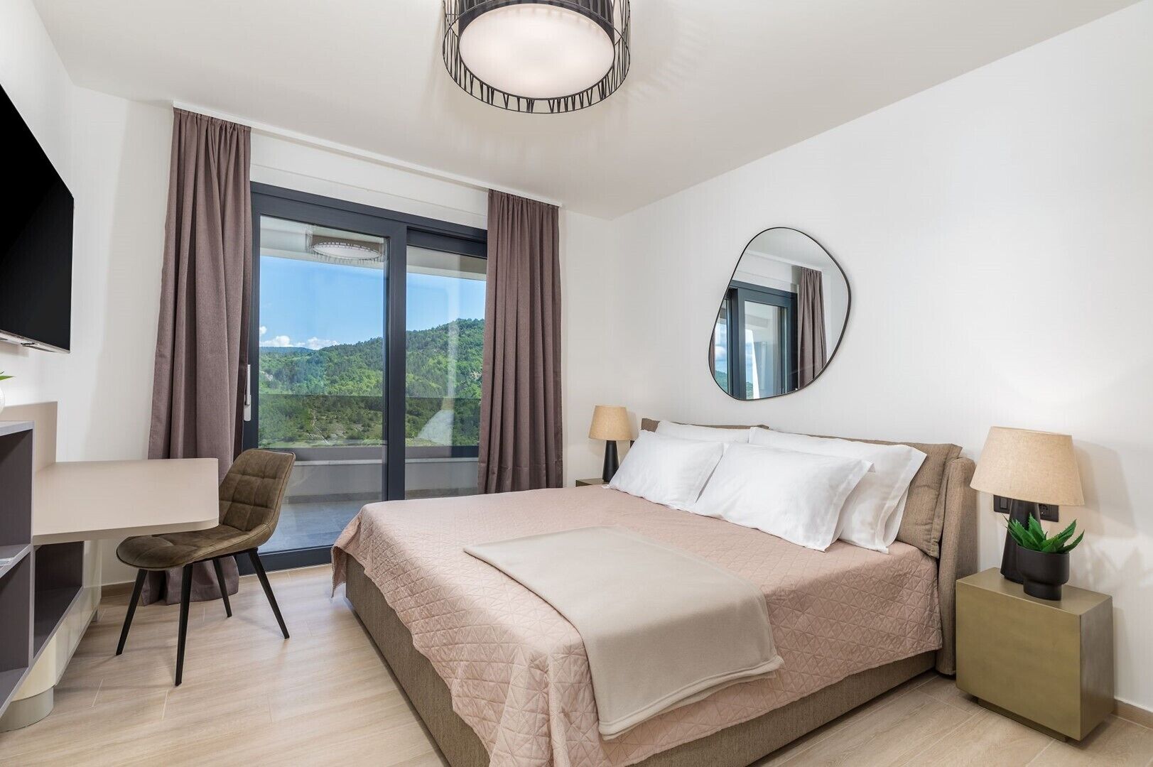 5 bedrooms, iron/ironing board, WiFi, bed sheets