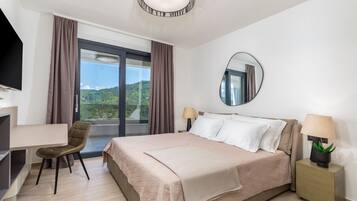 5 bedrooms, iron/ironing board, WiFi, bed sheets
