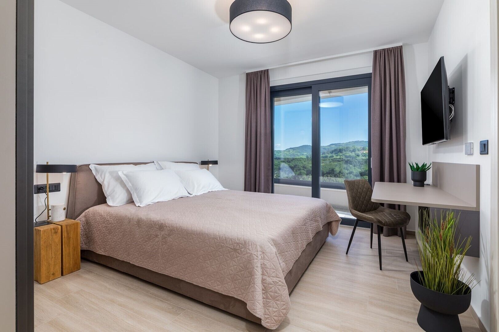 5 chambres, fer et planche à repasser, Wi-Fi, draps fournis