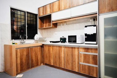 Fridge, microwave, cookware/dishes/utensils. Peach Homestay Bandar Tasik Puteri