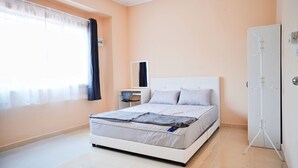 A bedroom with a bed, a wardrobe, a desk, and a window with curtains. - Peach Homestay Bandar Tasik Puteri (Rawang)