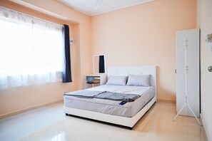 4 bedrooms, iron/ironing board, WiFi, bed sheets