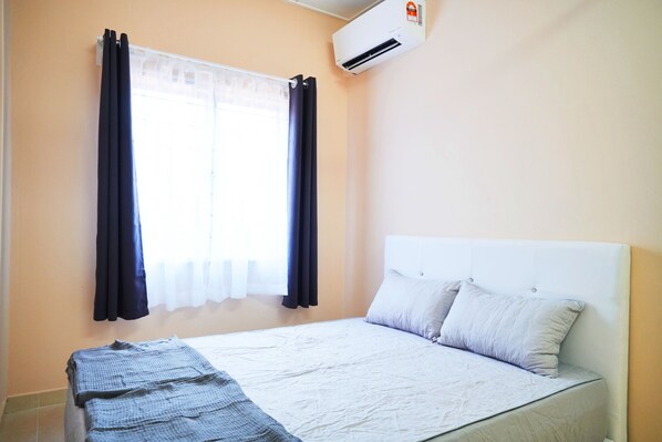 4 bedrooms, desk, iron/ironing board, WiFi