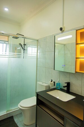 Shower, hair dryer, towels - Inviting 2-bed Apartment in Sseta, Mukono (Seeta)