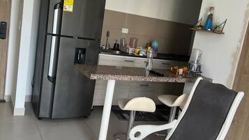 Refrigerador, utensilios de cocina y isla de cocina