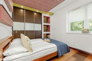 아파트, 침실 2개, 욕실 2개 | 2 개의 침실, 각각 다른 스타일의 인테리어, 책상, 노트북 작업 공간