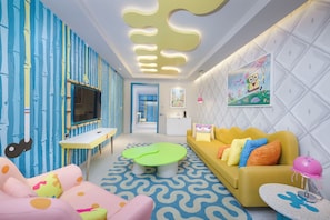 Themed Deluxe Suite | Coin séjour | Télévision à écran plat de 40 pouces avec chaßnes par satellite