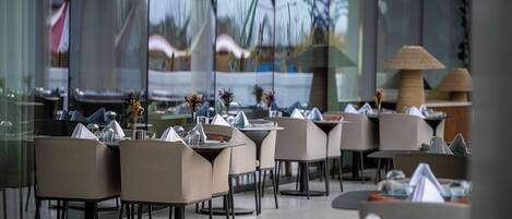 2 restaurantes; se sirven desayunos