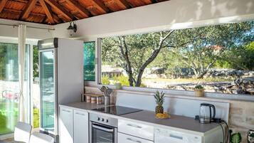 Frigorifero, microonde, forno, piano cottura