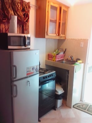 Wasserkocher mit Kaffee-/Teezubehör, Kühlschrank, Mikrowelle, Ofen