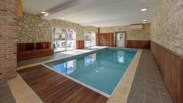 Una piscina cubierta, una piscina climatizada