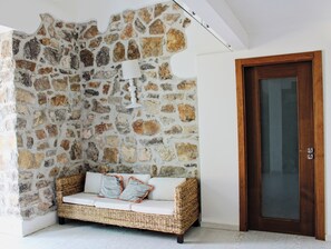 Luxe maisonnette, uitzicht op de stad | Woonruimte | Een 50-inch smart-tv met digitale zenders, Netflix en streamingdiensten