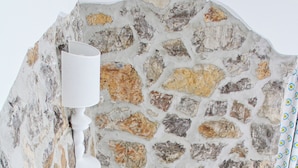 Een trap met een stenen muur en een witte lamp.