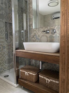 Dúplex de lujo, vistas a la ciudad | Baño | Zapatillas