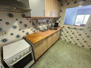 Kühlschrank, Mikrowelle, Ofen, Wasserkocher mit Kaffee-/Teezubehör
