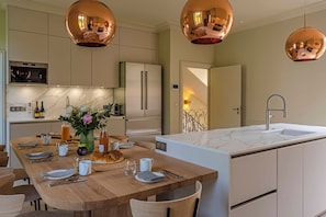 Kühlschrank, Mikrowelle, Ofen, Geschirrspüler