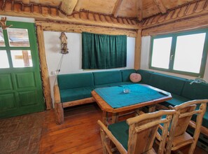 อพาร์ทเมนท์ (One Bedroom Holiday Home (Mala Koliba) | ห้องนั่งเล่น | ทีวีจอแบน 32 นิ้ว พร้อมช่องดิจิตอล