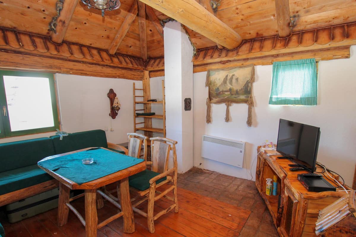 Apartment (One Bedroom Holiday Home (Mala Koliba) | Wohnzimmer | 32-Zoll-Flachbildfernseher mit Digitalempfang