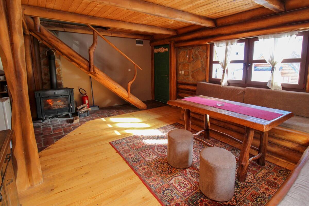 Apartment (Two Bedroom Holiday Home (Romanija)) | Wohnzimmer | 32-Zoll-Flachbildfernseher mit Digitalempfang
