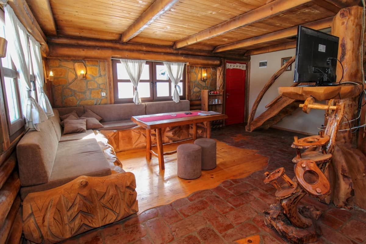 Apartment (Three Bedroom Holiday Home - (Jahorin) | Wohnzimmer | 32-Zoll-Flachbildfernseher mit Digitalempfang