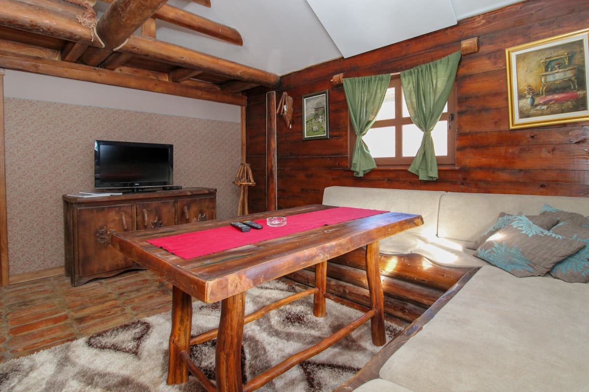 Apartment (Two Bedroom Holiday Home (Zelengora)) | Wohnzimmer | 32-Zoll-Flachbildfernseher mit Digitalempfang