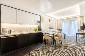 Een koelkast, een magnetron, een kookplaat, een vaatwasser