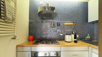 Frigorifero, forno, piano cottura, lavastoviglie