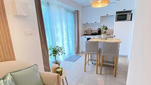 Un appartement moderne comprenant un salon, un coin repas et une cuisine.