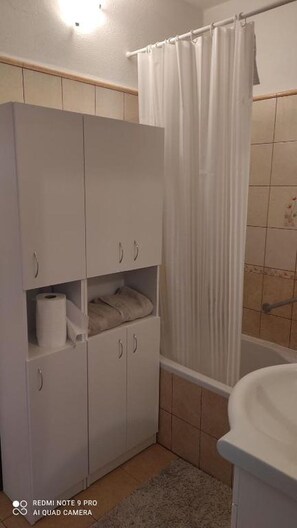 Dusj, hårføner, håndklær og såpe