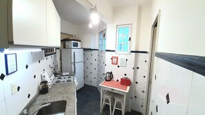 Een koelkast, een magnetron, een oven, een waterkoker