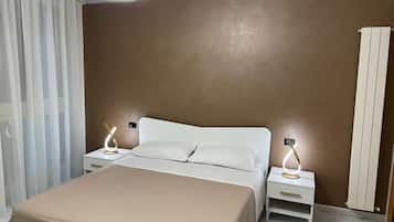 1 camera, una cassaforte in camera, una scrivania, ferro/asse da stiro