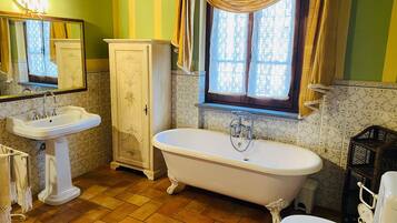 Doccia, asciugacapelli, bidet, asciugamani