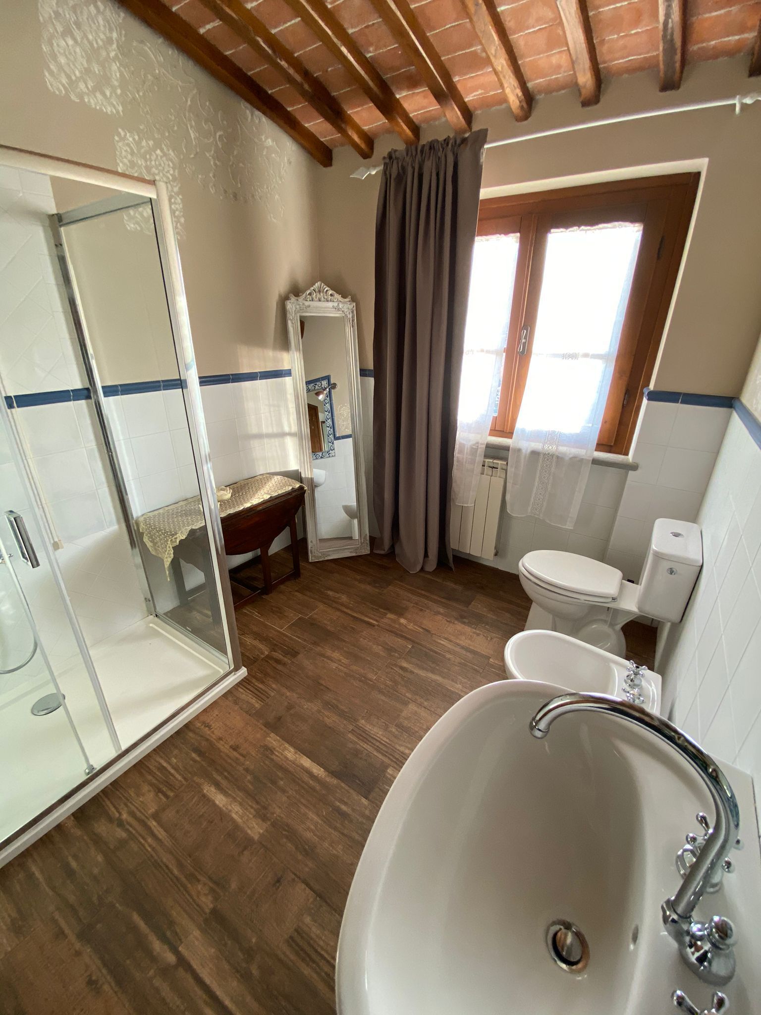 Douche, sèche-cheveux, bidet, serviettes fournies