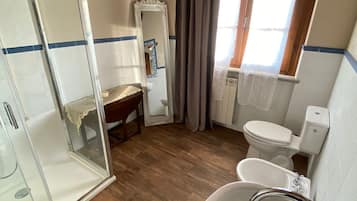 Douche, sĂšche-cheveux, bidet, serviettes fournies