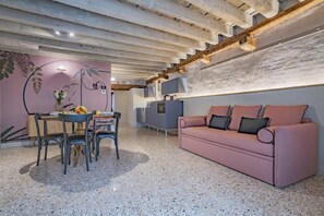 TV - Historic Canal-Side Palace Apartment Near St. Mark’s Square (Venezia)