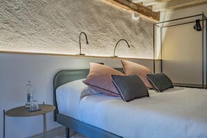 2 habitaciones, caja de seguridad en la habitación y escritorio 