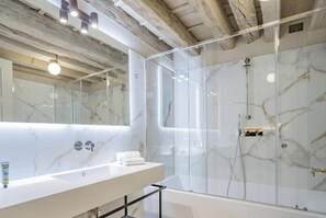 Haartrockner, Bidet, Handtücher, Seife