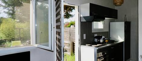 Fridge, oven, coffee/tea maker