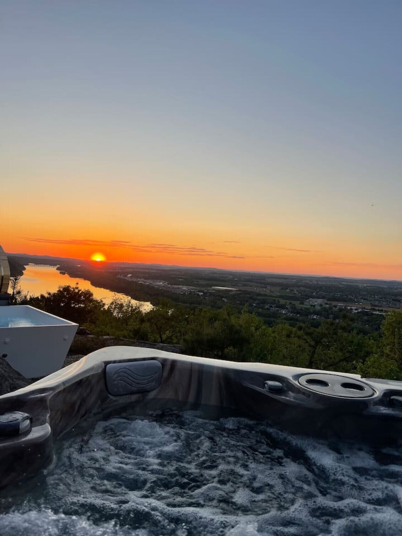 Outdoor spa tub