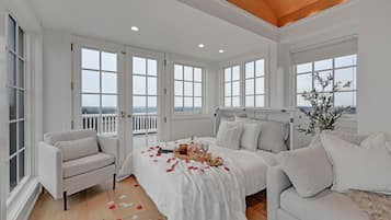 8 間睡房、書桌、熨斗/熨衫板、可攜式嬰兒床