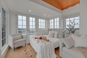 8 bedrooms, desk, iron/ironing board, travel cot