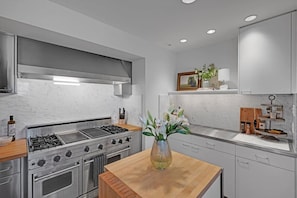 Fridge, microwave, oven, stovetop - Roundtop Mansion Breathtaking View indoor Pool (Wrightsville)