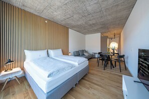 Apartment Medium with Balcony | 저자극성 침구, 각각 다른 스타일의 인테리어, 각각 다르게 가구 비치, 방음 설비
